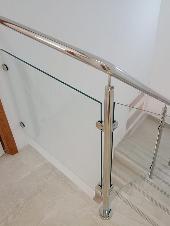 Barandilla inox con pinzas y vidrios